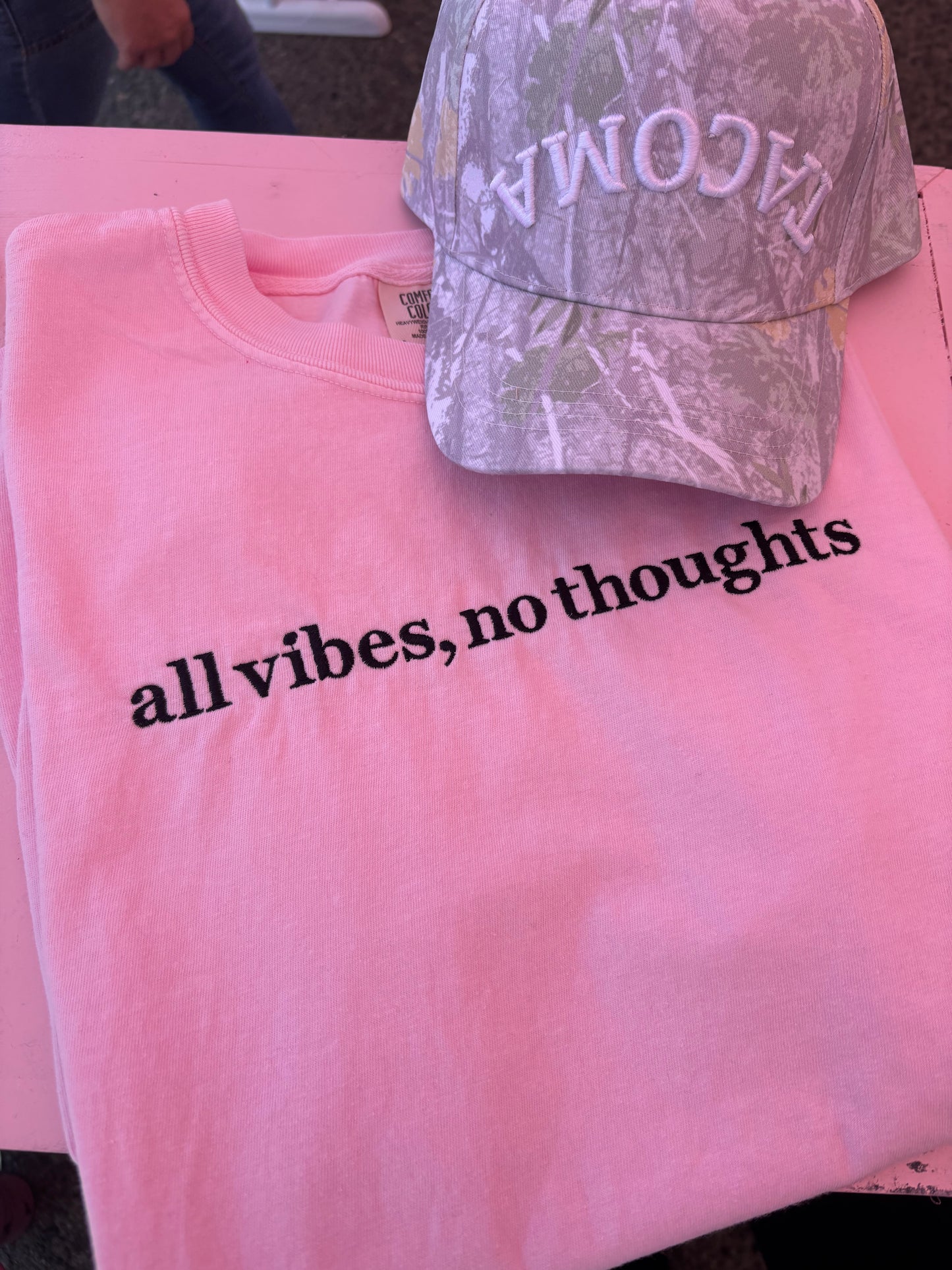 All vibes, no thoughts tee